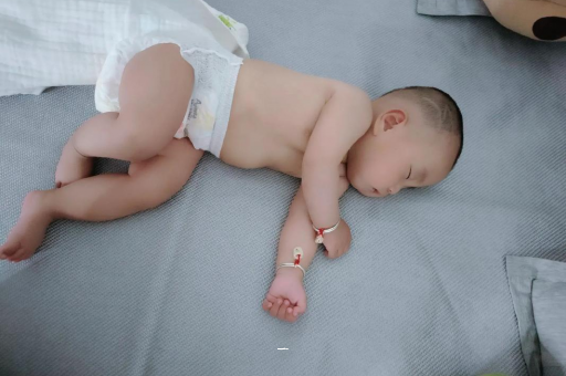 嵊州宝宝胳膊上起红疙瘩